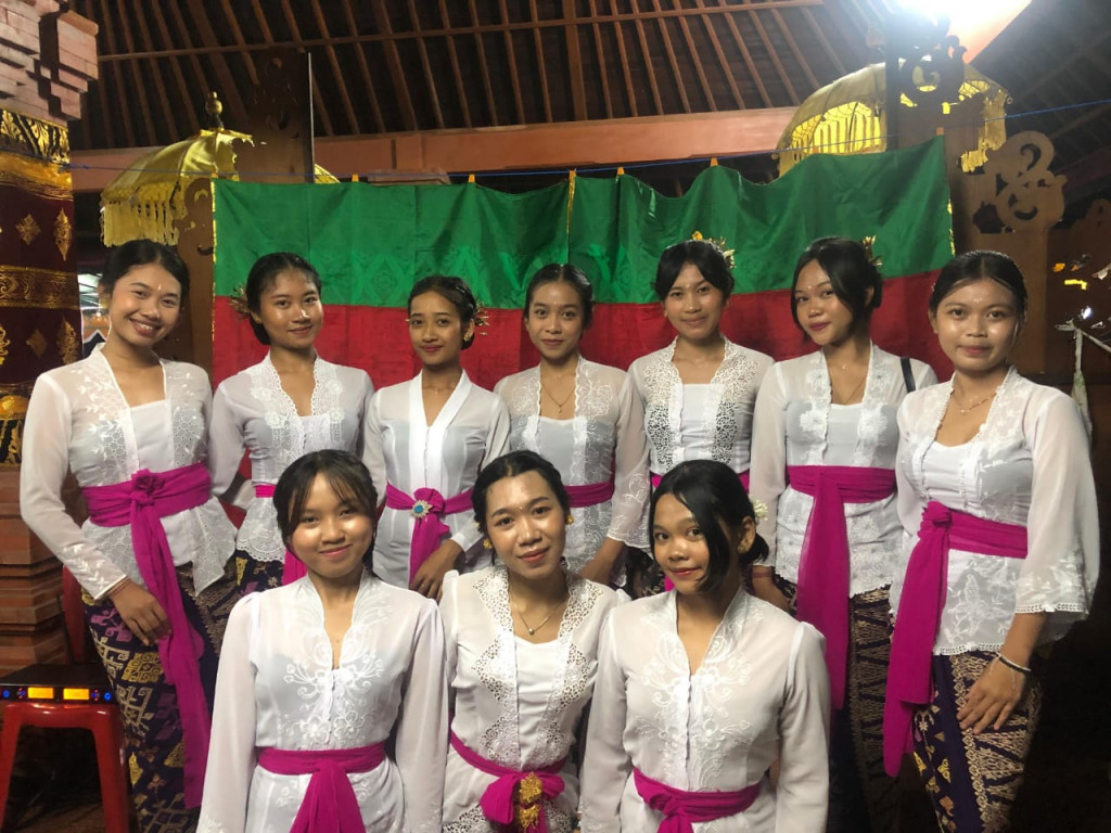 Partisipasi Teruni Banjar Tegeh NgayahTari Rejang Sari Pada Piodalan Pura Dalem Sempua, Desa Adat Dalung